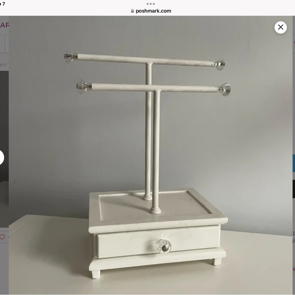 NWT Chloe Jewelry Collection Necklace Stand Jewelry Box